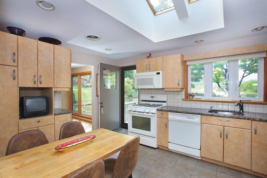 11 Jane Road Newton, MA 02459 - Photo 4 of 8