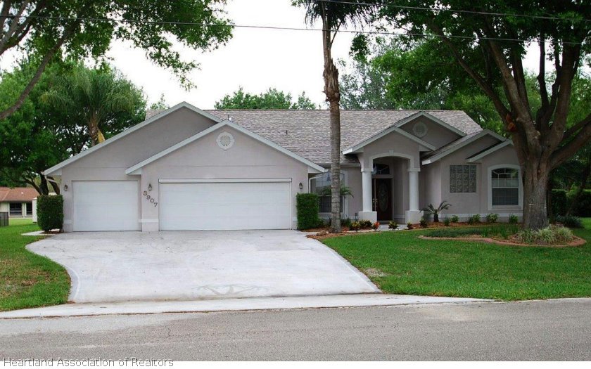3907 Divot Road Sebring, FL 33872 - Photo 2 of 24 Gallery Image 2