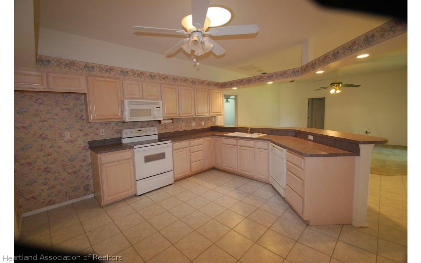 3907 Divot Road Sebring, FL 33872 - Photo 5 of 24 Gallery Image 5