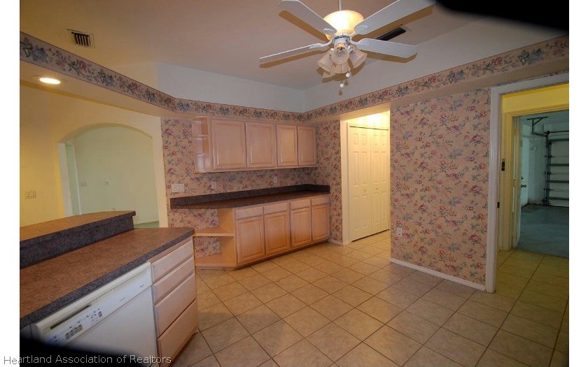 3907 Divot Road Sebring, FL 33872 - Photo 6 of 24 Gallery Image 6