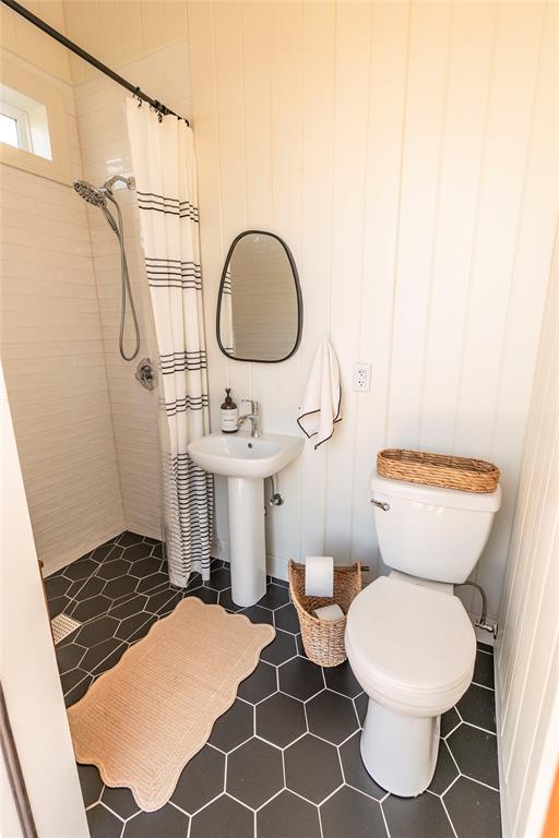 1061 Tradewinds Road Nocona, TX 76255 - Photo 32 of 40 a bathroom with a toilet sink and shower