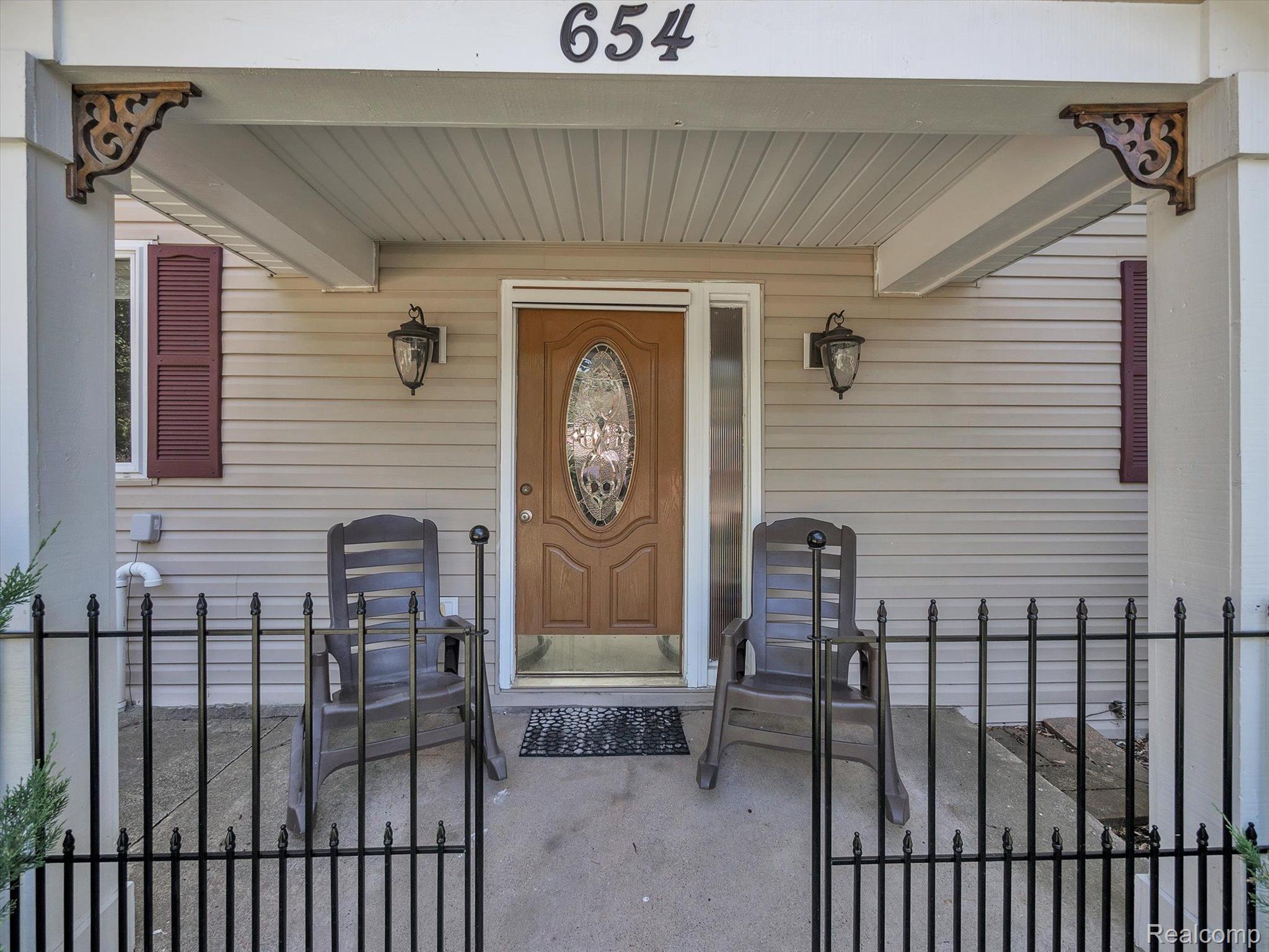 654 Crescent Lake Road Waterford, MI 48327 - Photo 5 of 46 Gallery Image 5