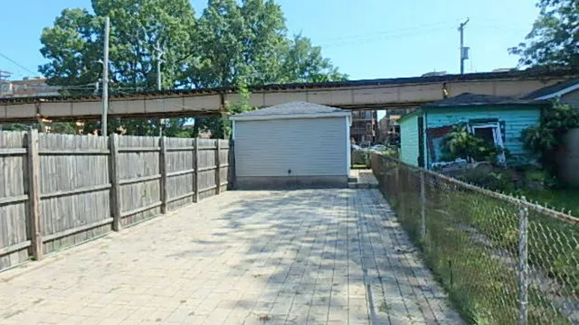 a view of a backyard