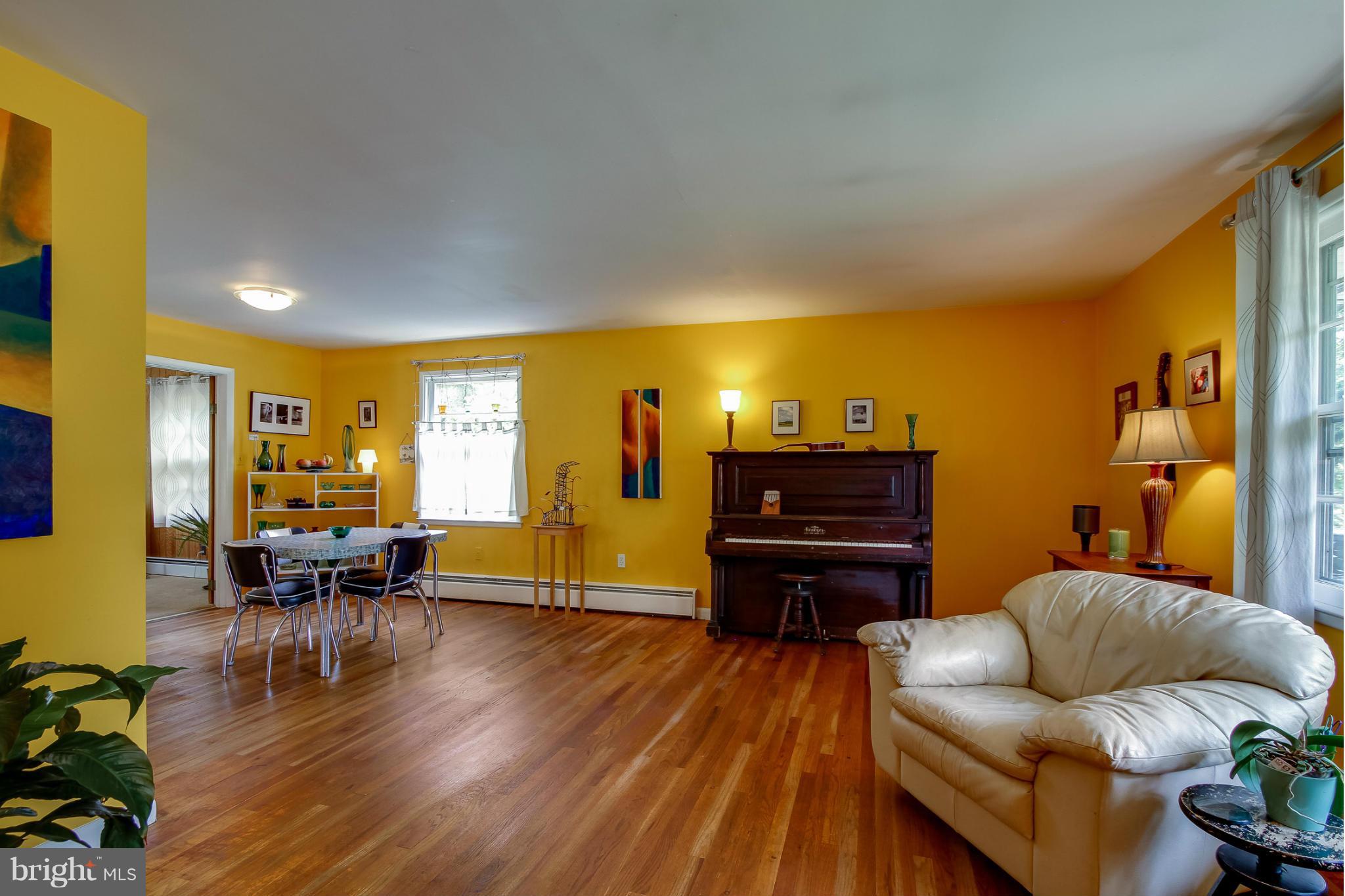 6721 Queens Road Alexandria, VA 22306 - Photo 13 of 29 Living Room