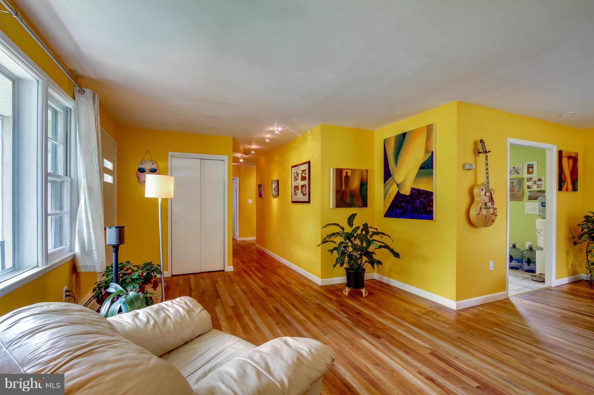 6721 Queens Road Alexandria, VA 22306 - Photo 14 of 29 Living Room