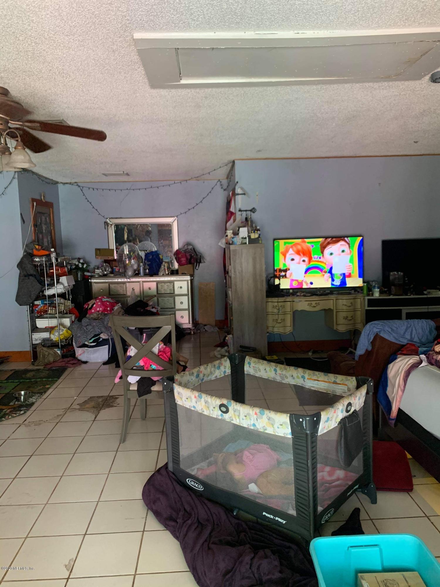 2385 Pellicer Road St. Augustine, FL 32092 - Photo 11 of 38 a living room with furniture and a flat screen tv