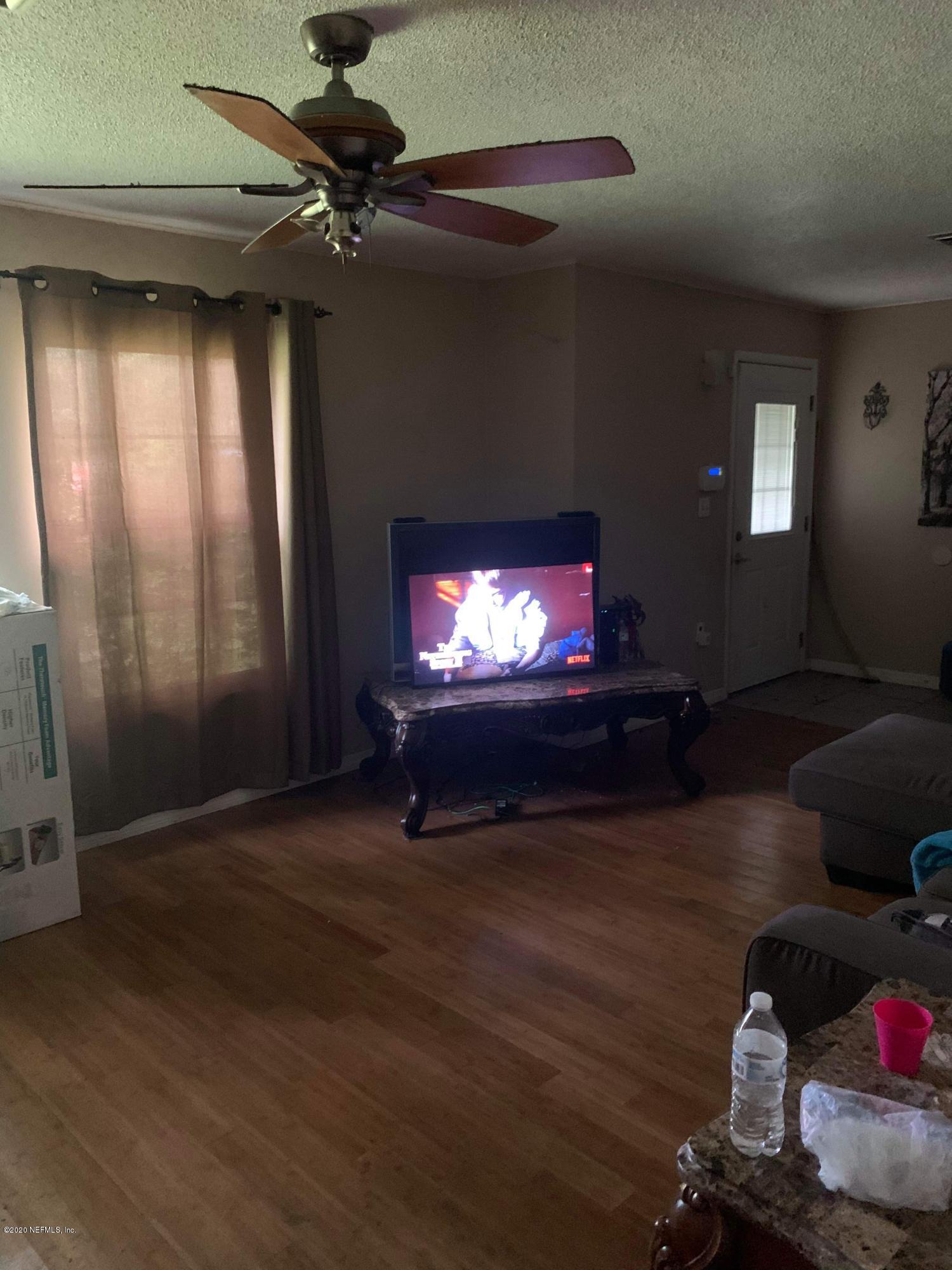 2385 Pellicer Road St. Augustine, FL 32092 - Photo 36 of 38 a living room with furniture and a flat screen tv
