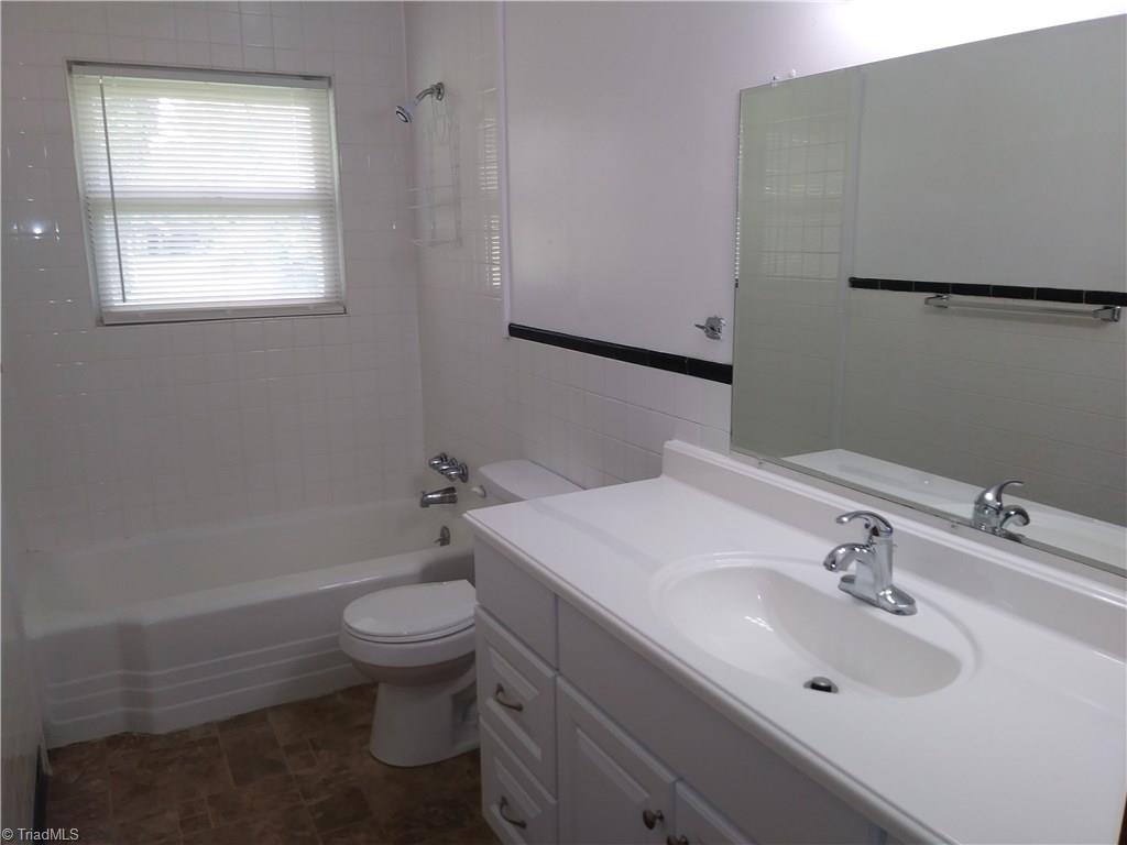 804 Motor Road Winston-Salem, NC 27105 - Photo 17 of 27 Full bath off hallway