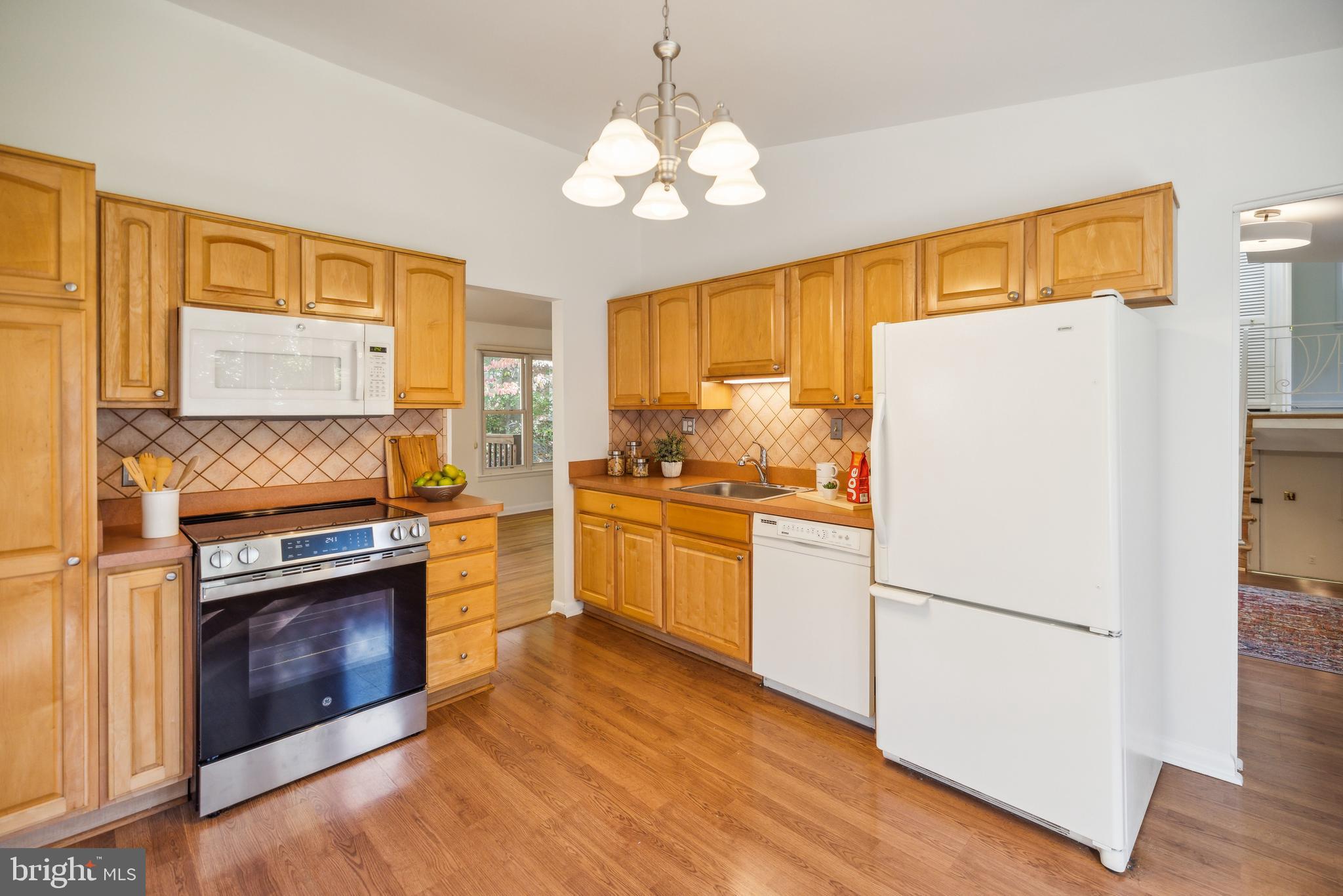 1104 Dunoon Road Silver Spring, MD 20903 - Photo 4 of 23 Sunny Kitchen