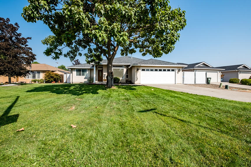 409 Montclair Way Eagle Point, OR 97524 - Photo 2 of 27 409 Montclair-2