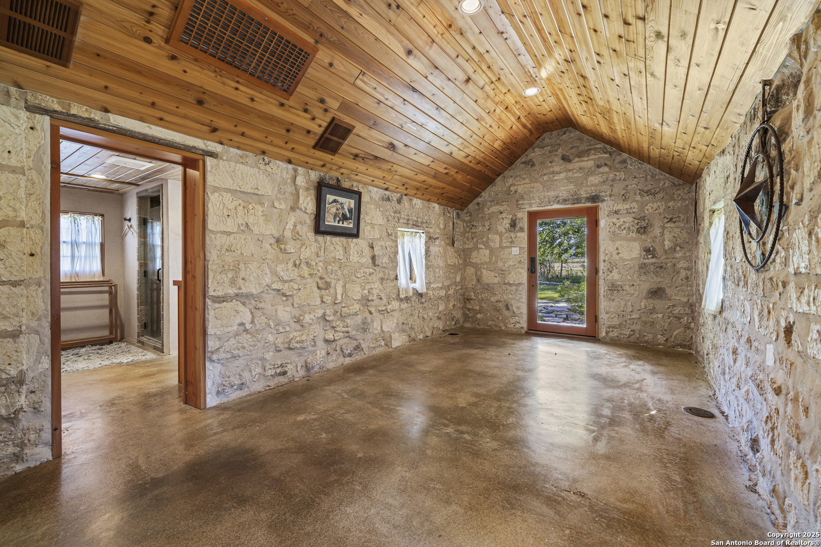 9402 Doss-Spring Creek Road Doss, TX 78618 - Photo 18 of 42 en empty room with windows