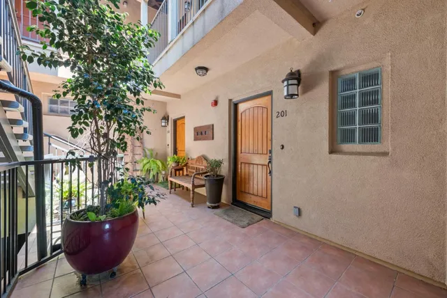 a view of livingroom with furniture