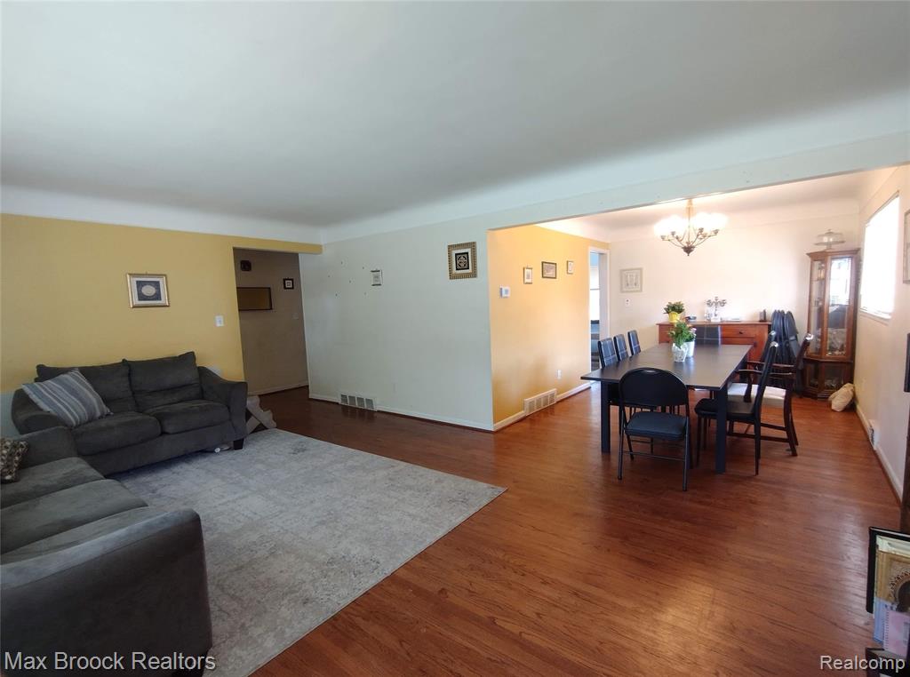 25210 Ridge Cliff Drive Southfield, MI 48075 - Photo 3 of 26
