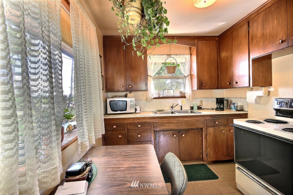 2023 Harrington Place Northeast Renton, WA 98056 - Photo 5 of 25 Gallery Image 5