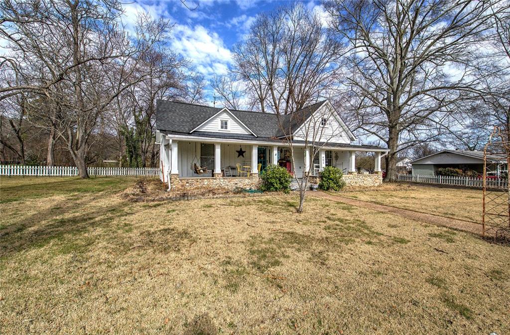 401 Edison Street Menlo, GA 30731 - Photo 3 of 34 a front view of a house with a garden
