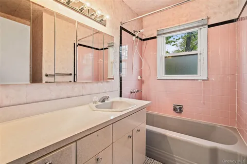 $899,000 | 48 Stanton Circle, New Rochelle, NY 10804