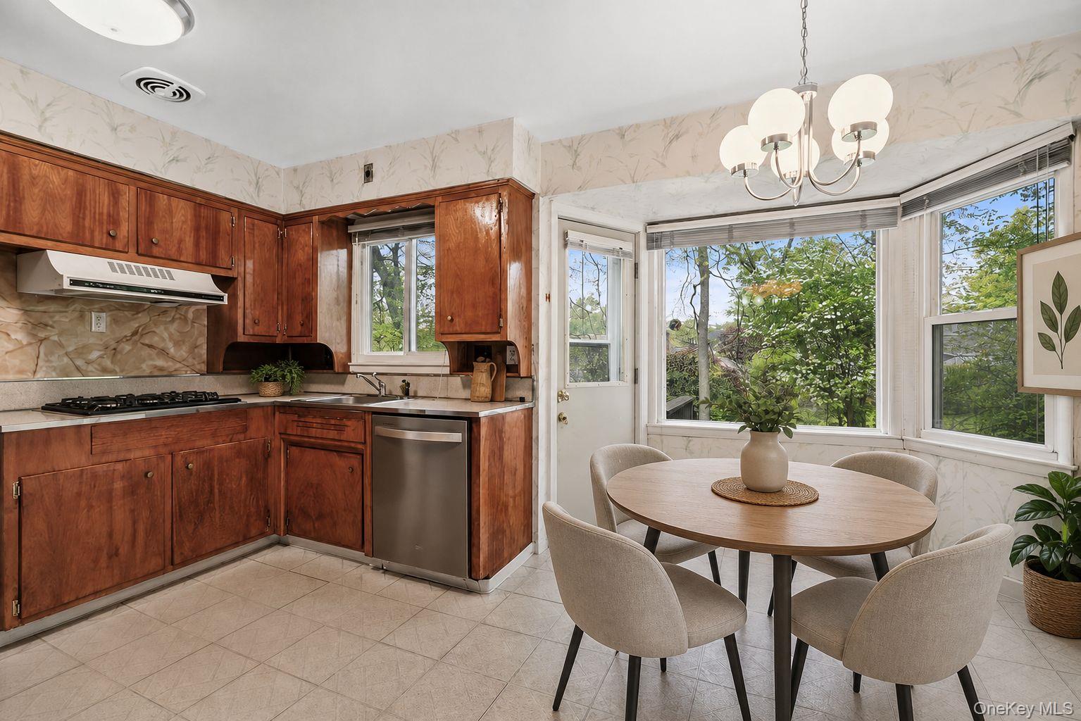 48 Stanton Circle New Rochelle, NY 10804 - Photo 5 of 21 Eat in Kitchen