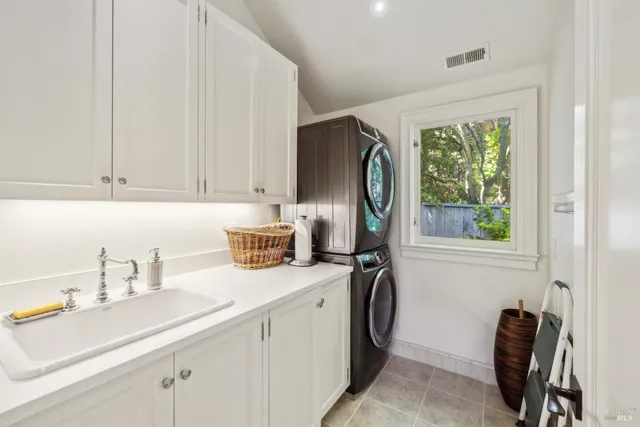 a black and white photo of a living room