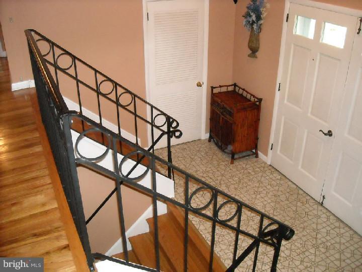 18 Alton Road Newark, DE 19711 - Photo 7 of 25 Foyer