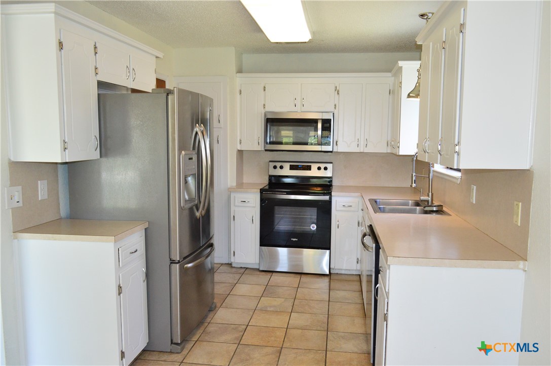 1404 Rob Lane Copperas Cove, TX 76522 - Photo 12 of 31 a kitchen with stainless steel appliances a refrigerator stove and sink