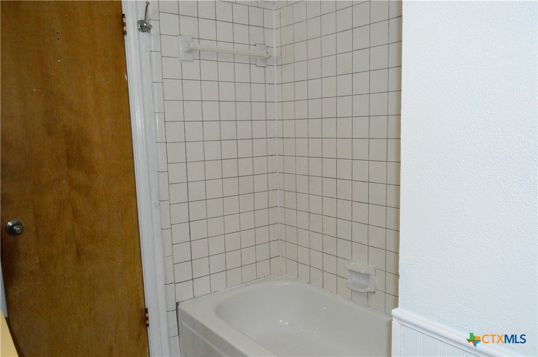 1404 Rob Lane Copperas Cove, TX 76522 - Photo 26 of 31 a bathroom with a bathtub