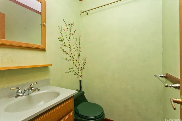 a view of a big room with closet and mirror