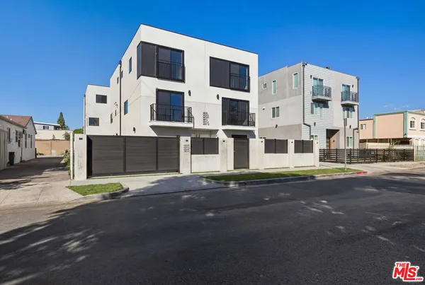 $2,000 | 14167 B Erwin Street, Van Nuys, CA 91401