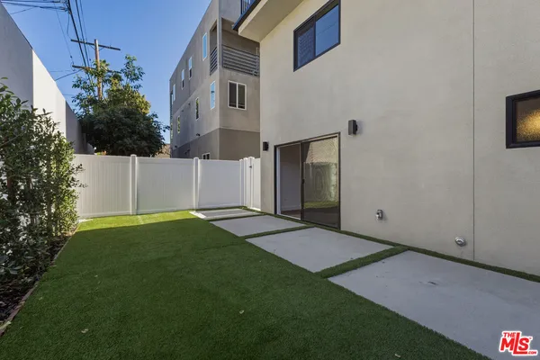 $2,300 | 14167 B Erwin Street, Van Nuys, CA 91401