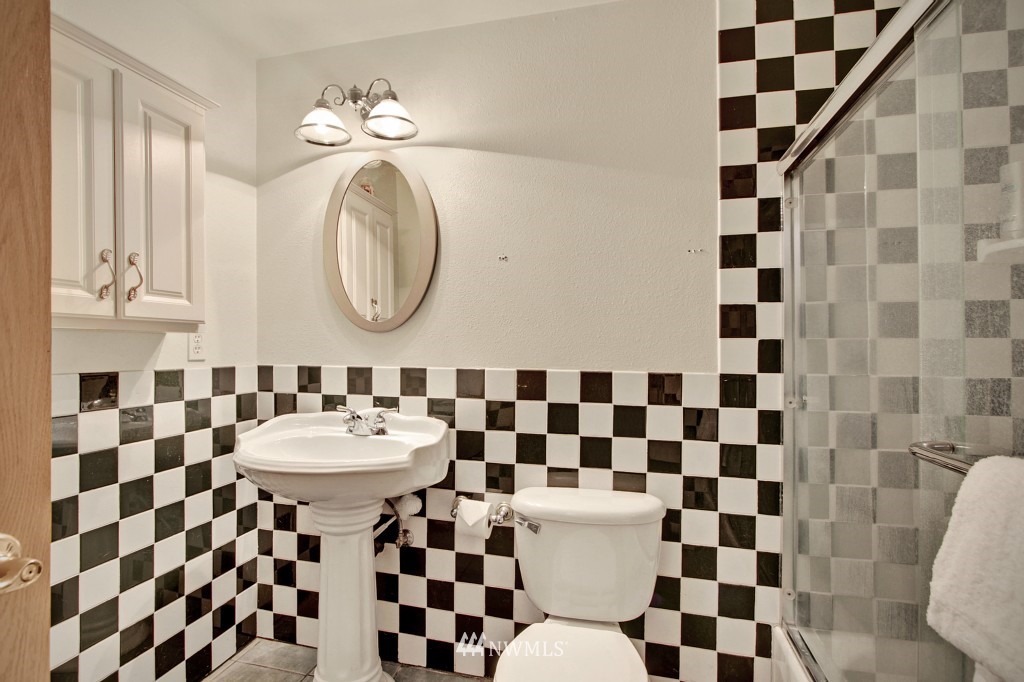 13216 Southeast 151st Street Renton, WA 98058 - Photo 8 of 13 Gallery Image 8