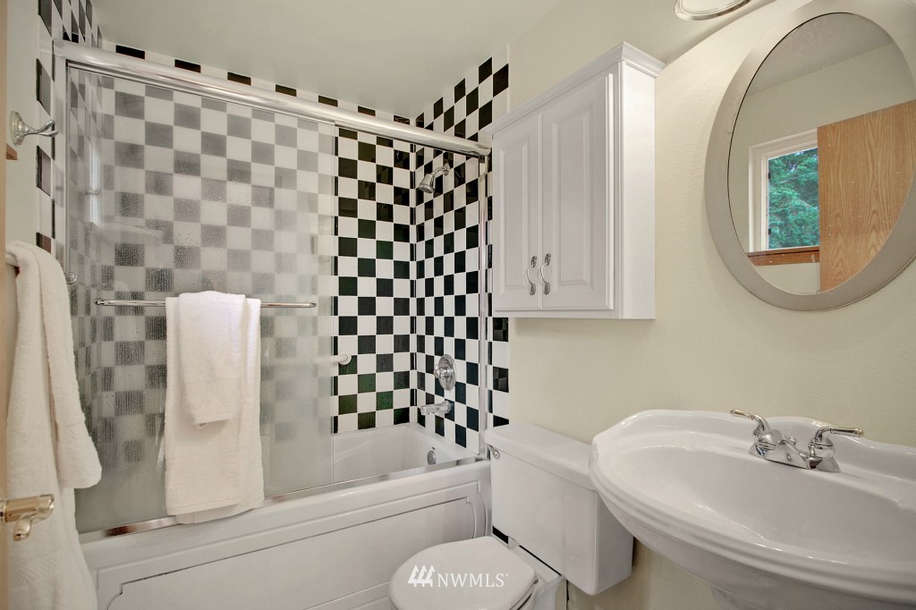 13216 Southeast 151st Street Renton, WA 98058 - Photo 9 of 13 Gallery Image 9