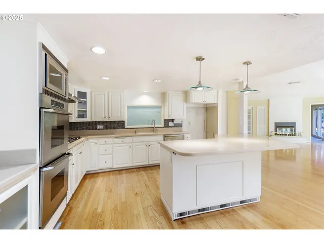 $2,300,000 | 408 Ridgeway Road, Lake Oswego, OR 97034