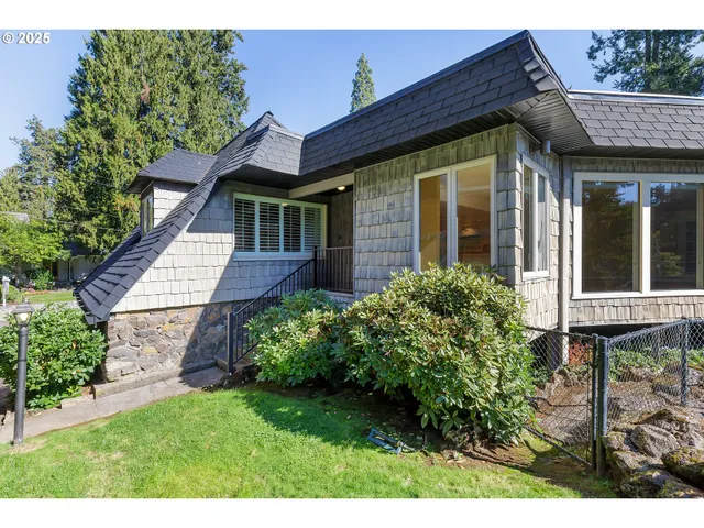 $2,300,000 | 408 Ridgeway Road, Lake Oswego, OR 97034