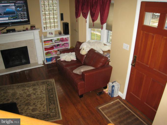 1632 Hardwick Road Towson, MD 21286 - Photo 3 of 18 Living Room