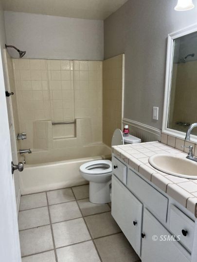 624 South Gordon Street Ridgecrest, CA 93555 - Photo 22 of 26 a bathroom with a granite countertop toilet a sink and bathtub