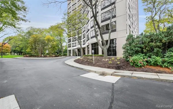 $1,695 | 5000 Town Centre, Unit 607, Southfield, MI 48075