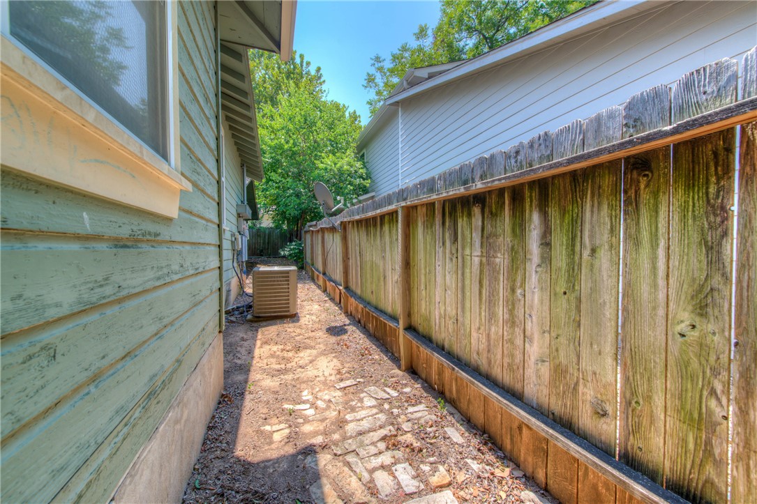 4805 Evans Avenue, Unit B Austin, TX 78751 - Photo 23 of 25 a view of a house with a balcony