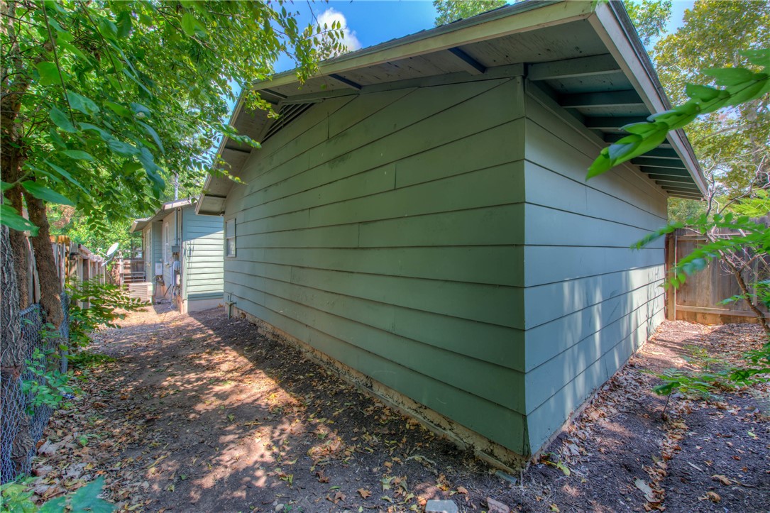 4805 Evans Avenue, Unit B Austin, TX 78751 - Photo 25 of 25 a backyard of a house