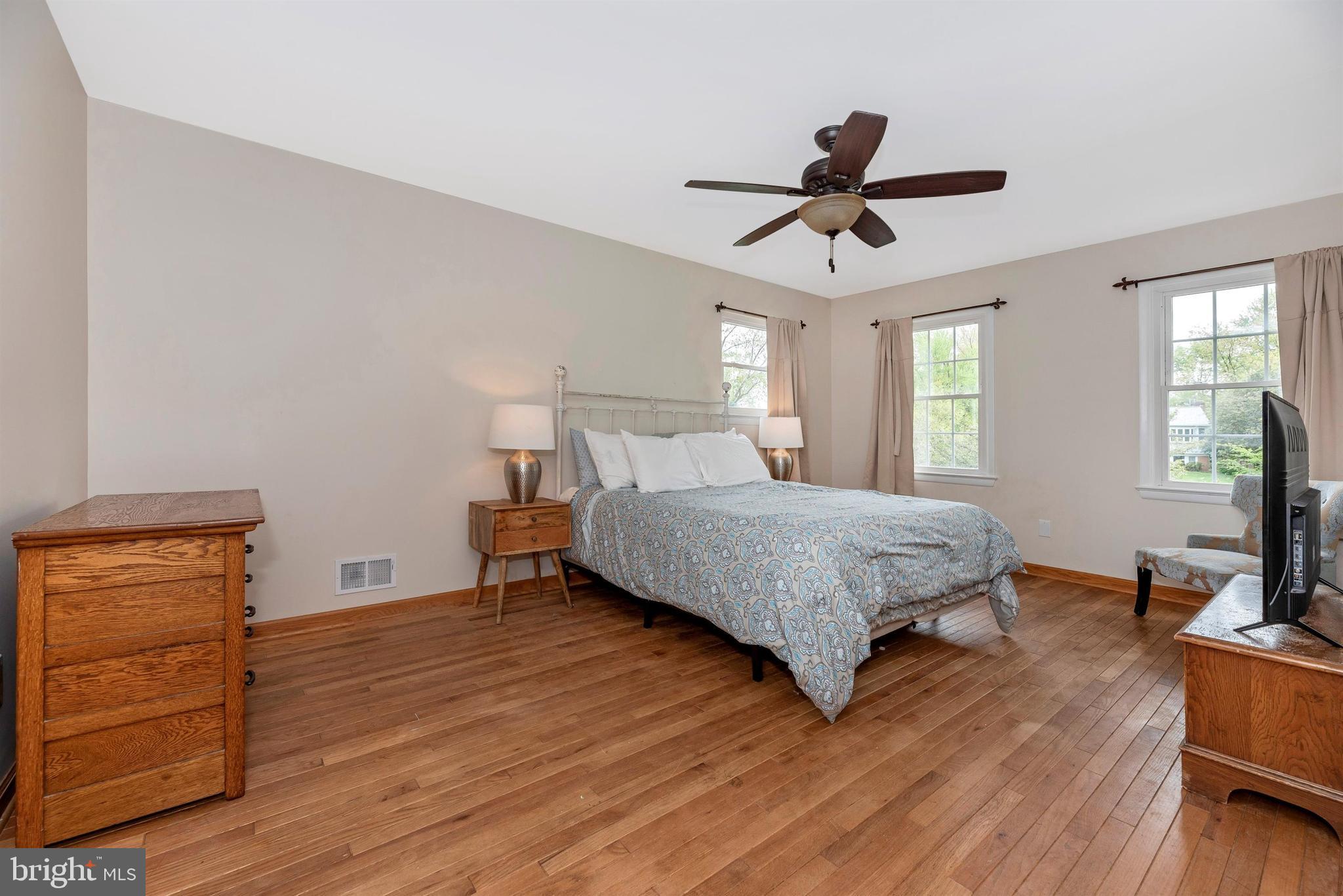 17405 Chiswell Road Poolesville, MD 20837 - Photo 25 of 63 Owners Suite with hardwood floors