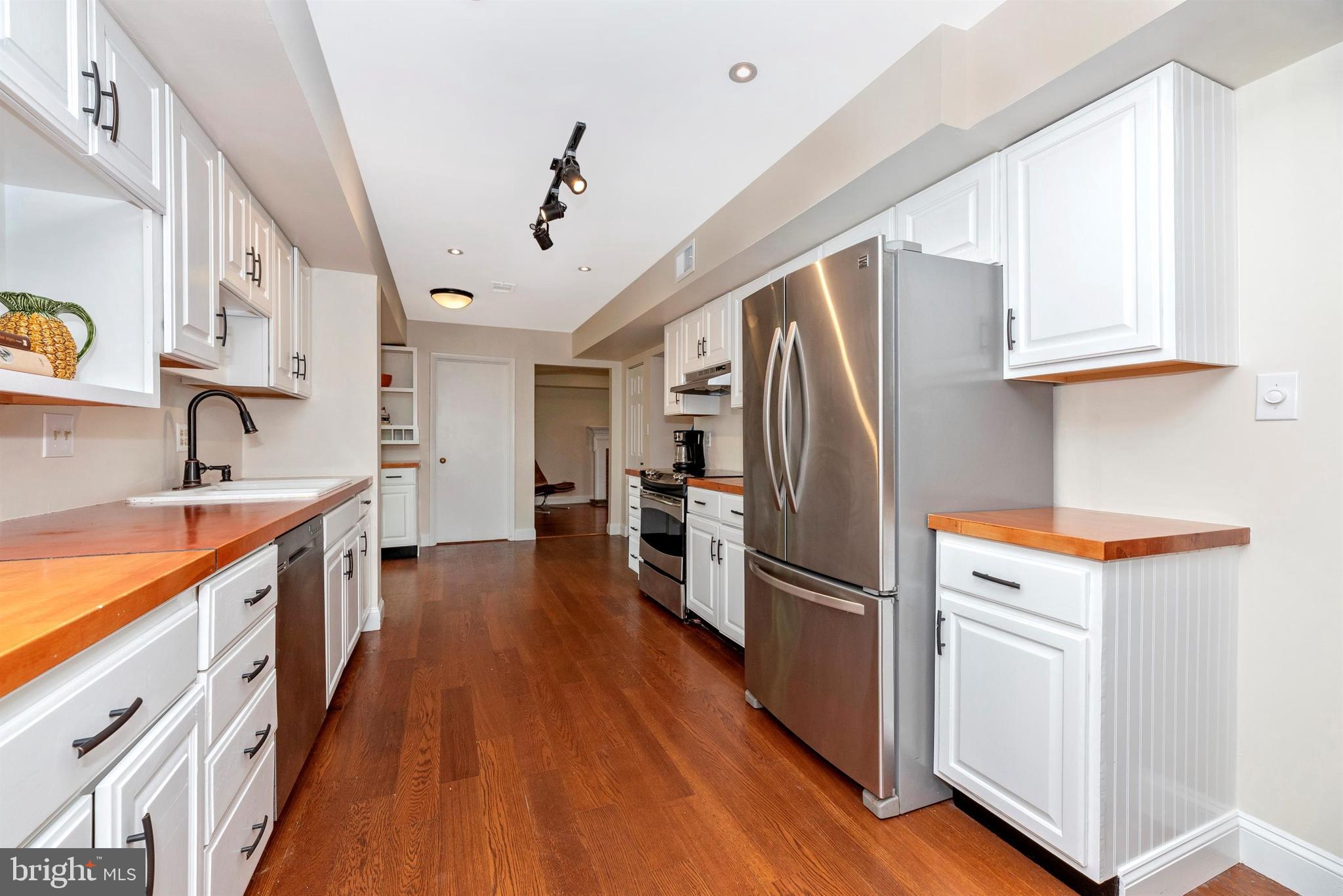 17405 Chiswell Road Poolesville, MD 20837 - Photo 4 of 63 LOOK at the opened Kitchen!
