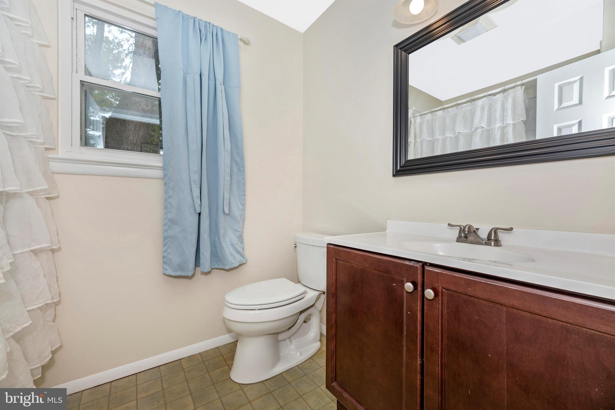 17405 Chiswell Road Poolesville, MD 20837 - Photo 34 of 63 Full Hall UPDATED Bath