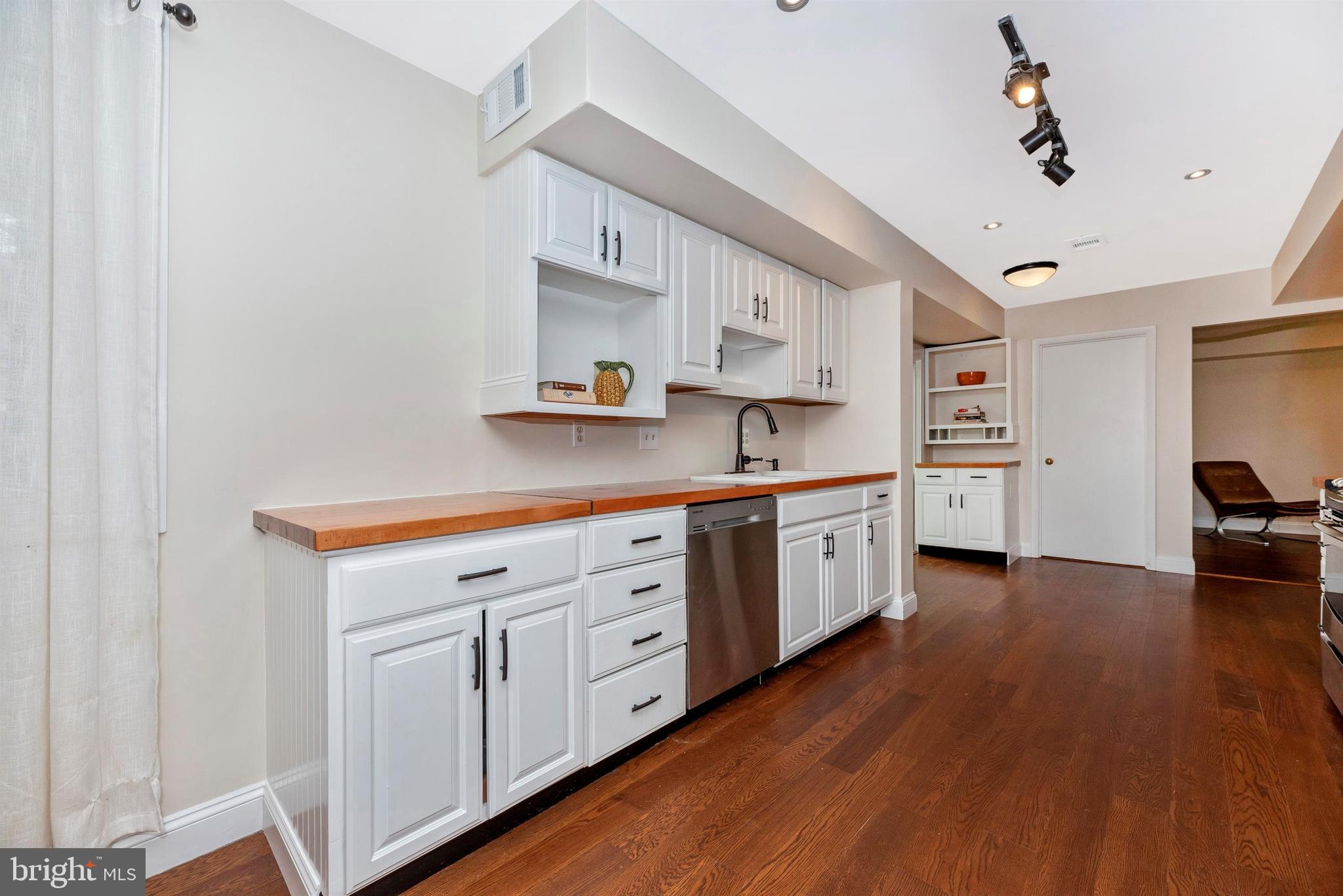 17405 Chiswell Road Poolesville, MD 20837 - Photo 5 of 63 Extra Cabinetry! Hardwood Floors!