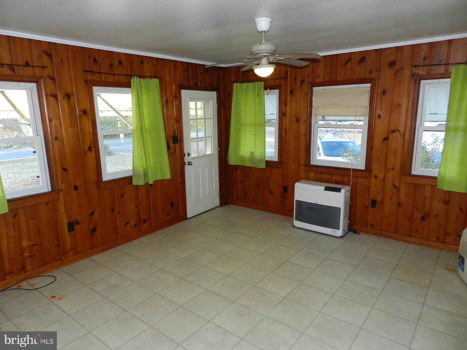 30 Longfield Road Colonial Beach, VA 22443 - Photo 8 of 21 Family Room