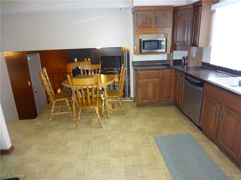 6453 Hamden Road Parma Heights, OH 44130 - Photo 5 of 22