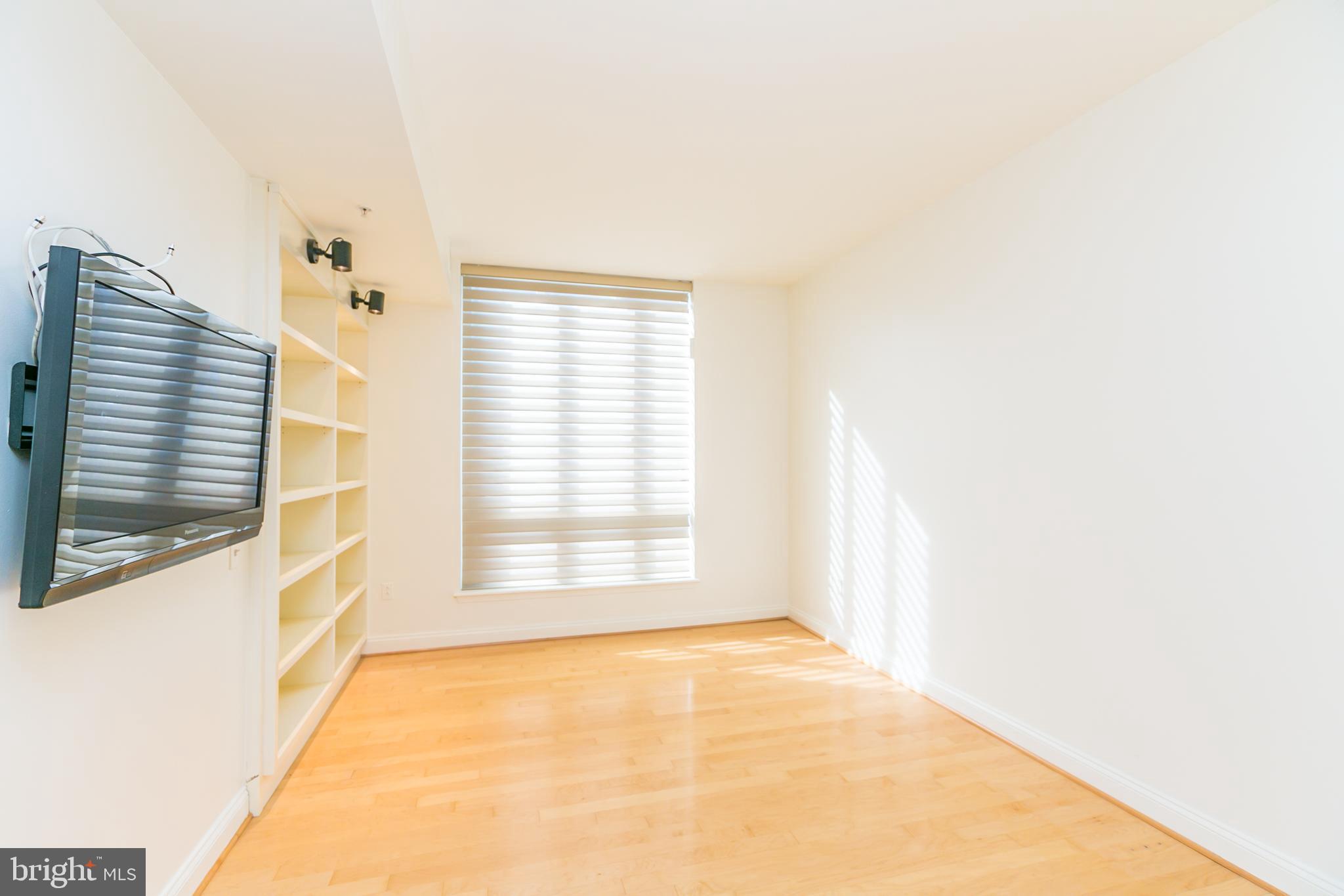 717 President Street, Unit 401 Baltimore, MD 21202 - Photo 23 of 36 a view of an empty room with a window