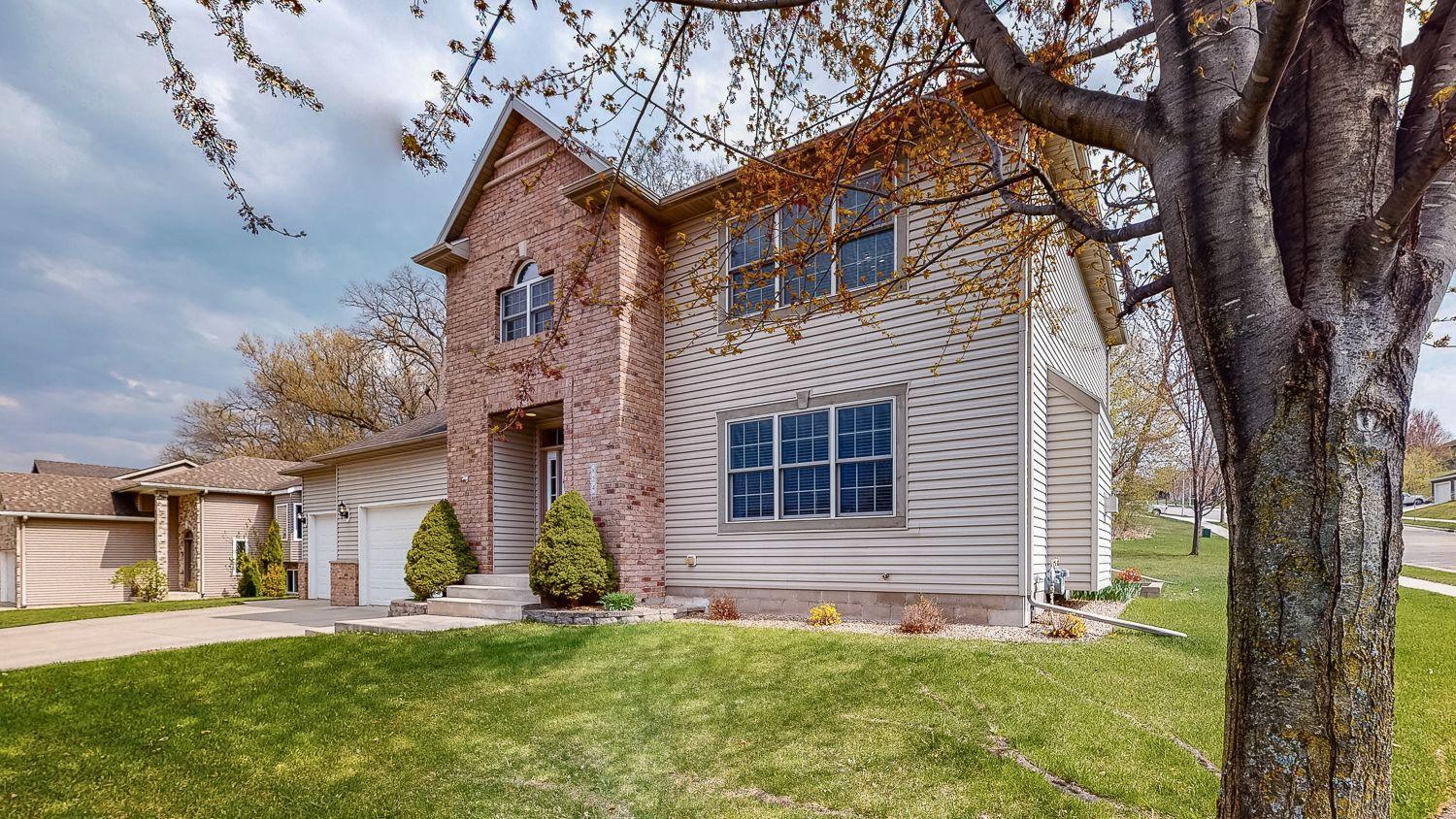 824 Southern Woods Place Southwest Rochester, MN 55902 - Photo 2 of 40 Gallery Image 2