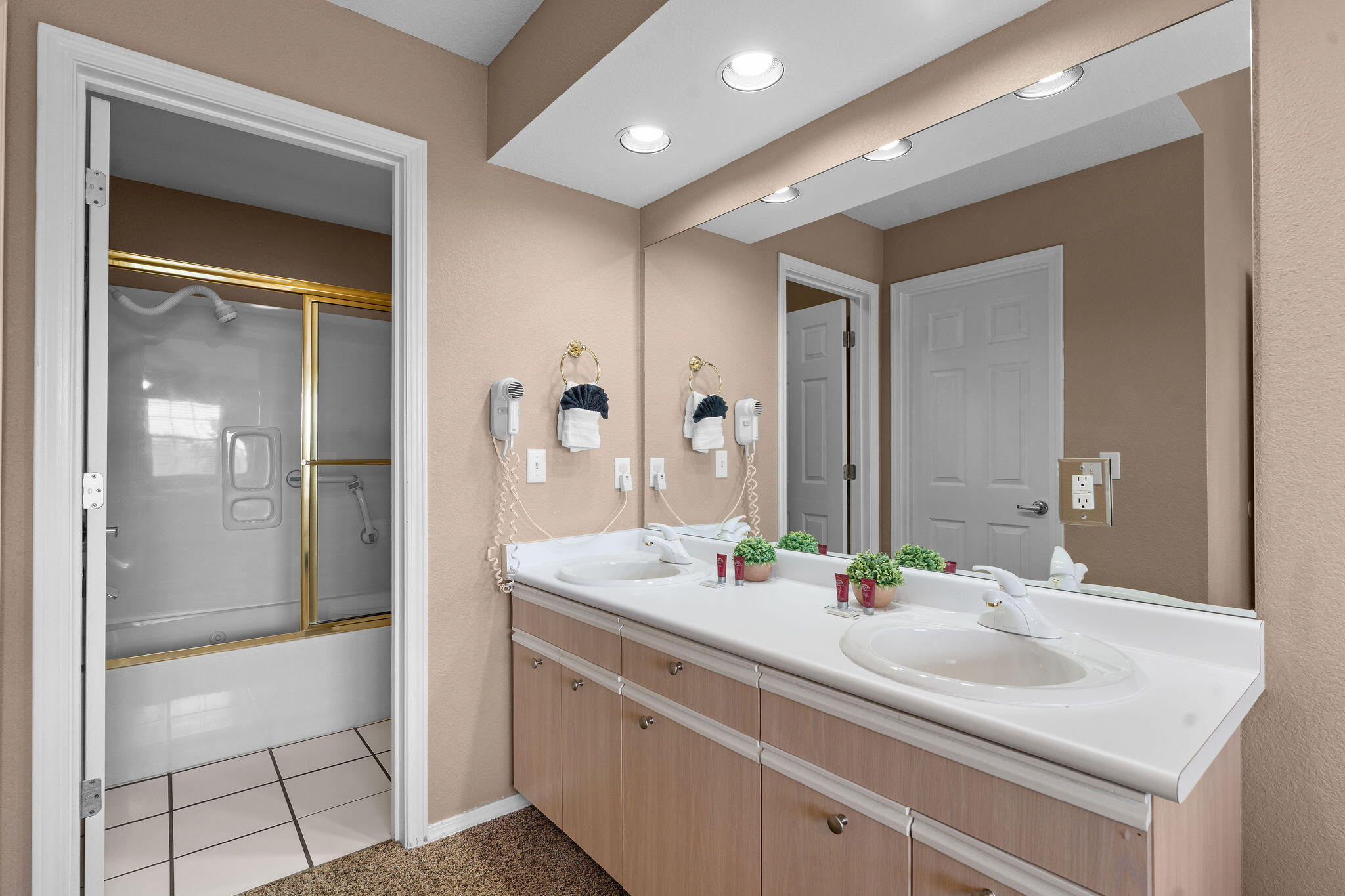 530 Spring Creek Road, Unit 12 Branson, MO 65616 - Photo 17 of 47 Master Bath