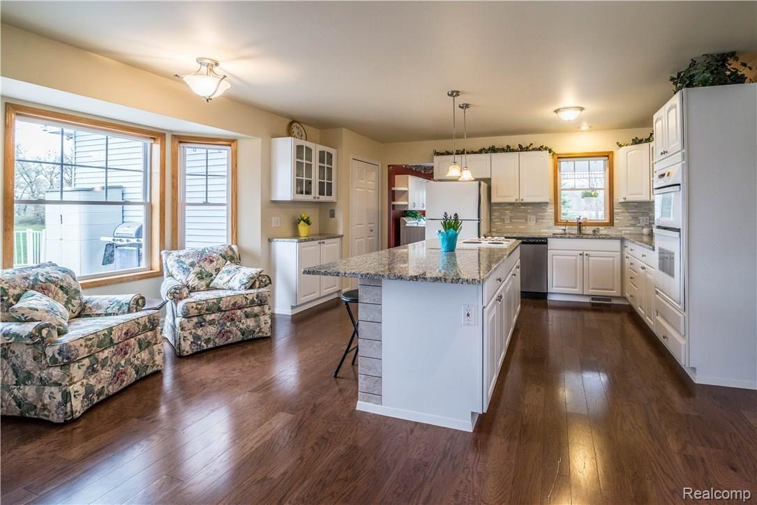 6289 Golf Club Road Howell, MI 48843 - Photo 8 of 35 8 kitchen.jpg