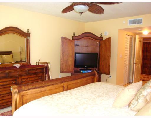 99 Southeast Mizner Boulevard, Unit 606 Boca Raton, FL 33432 - Photo 5 of 14 Master Bedroom