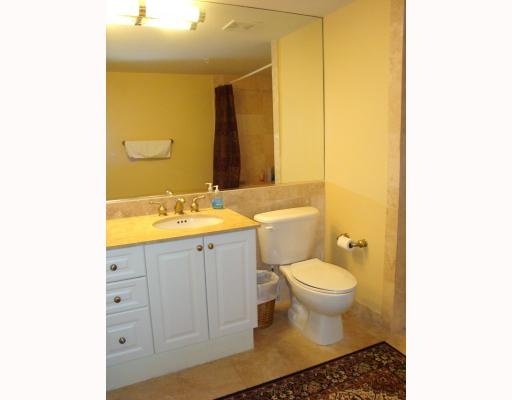 99 Southeast Mizner Boulevard, Unit 606 Boca Raton, FL 33432 - Photo 7 of 14 Guest Bathroom