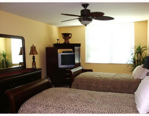 99 Southeast Mizner Boulevard, Unit 606 Boca Raton, FL 33432 - Photo 8 of 14 Guest Bedroom